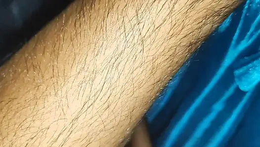 Hintli kız ağzına ateşli bir şekilde boşalıyor ve yarak emiyor