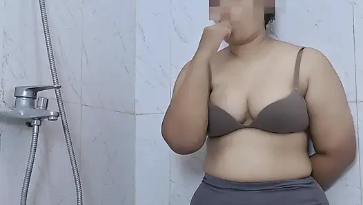 Asyalı orta yaşlı seksi kadın spor salonunda fitness yaptıktan sonra terini temizliyor - minokiiko