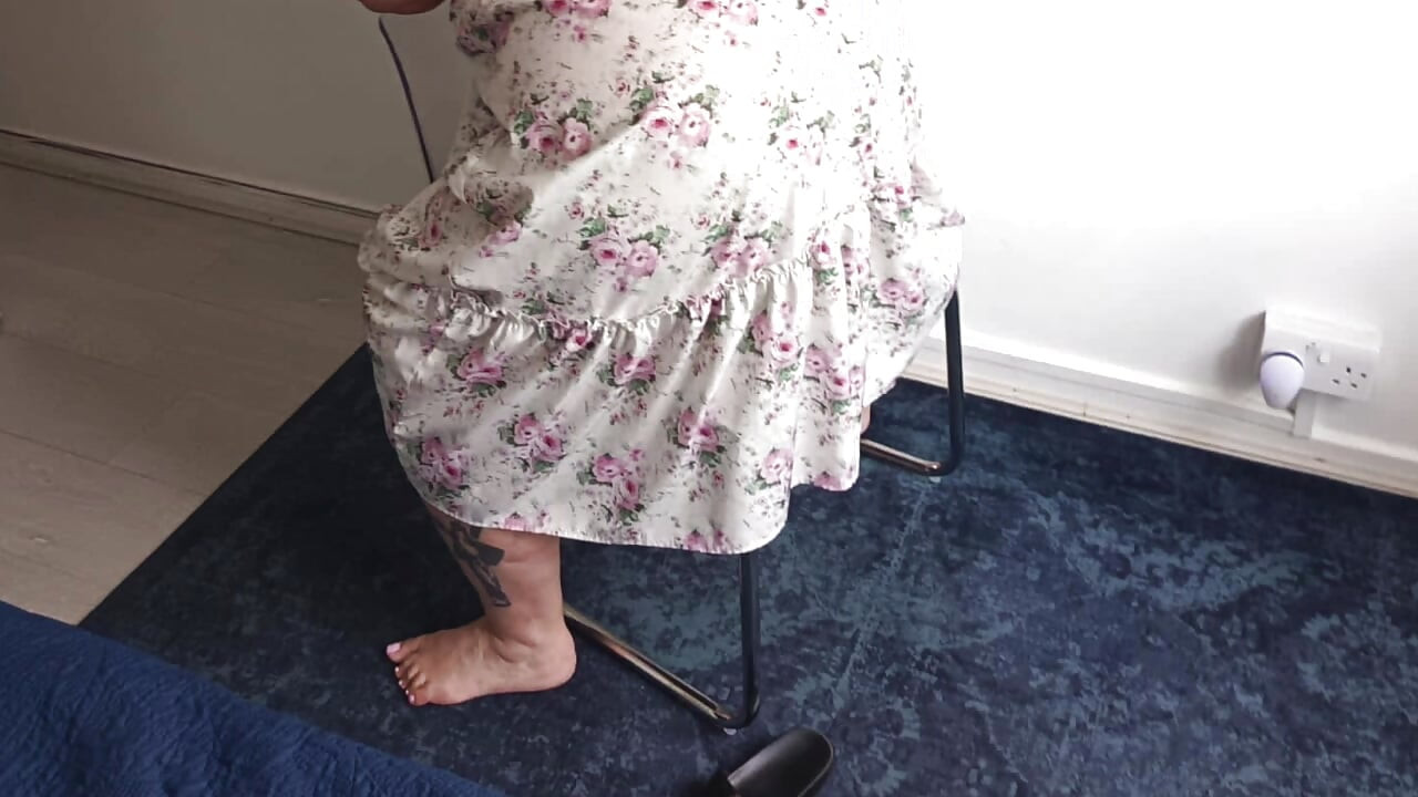 ホットな既婚ギルフがBBCのボールズ・ディープ・アナルで中出しを望む。人生で一番大きな黒人のペニスとコンドームなしで浮気する