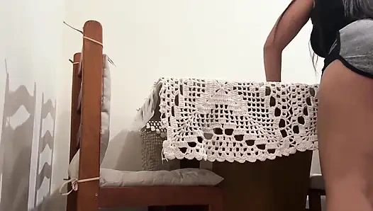 Aradığım hizmetçi beni azdırmak için şortla geliyor