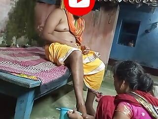 Deshi dorpsvrouw deelt met Baba vuile praat pijpbeurt seks Hindi-seks