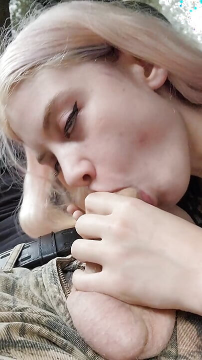예쁜 금발 아가씨가 공영 주차장에서 내 큰 자지를 깊숙이 빨아준다