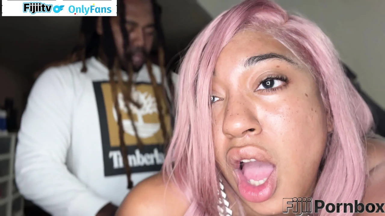 在家庭派对上背着我的男朋友后，我操了我的继父