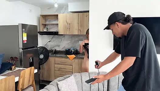 Ibu tiri temanku merayuku dengan pantatnya yang besar dan ingin memasukkan penisku ke dalamnya.