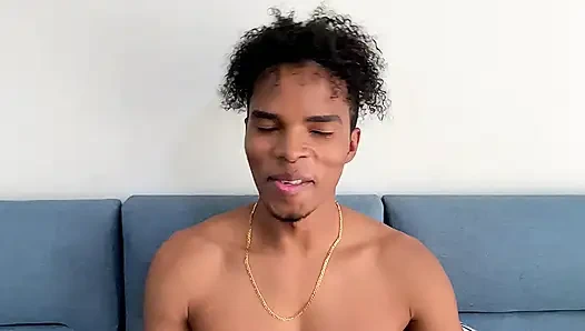 Der kleine Arbeiter fickt hart. Die Frau des Chefs gibt ihm all seine leckere Milch.