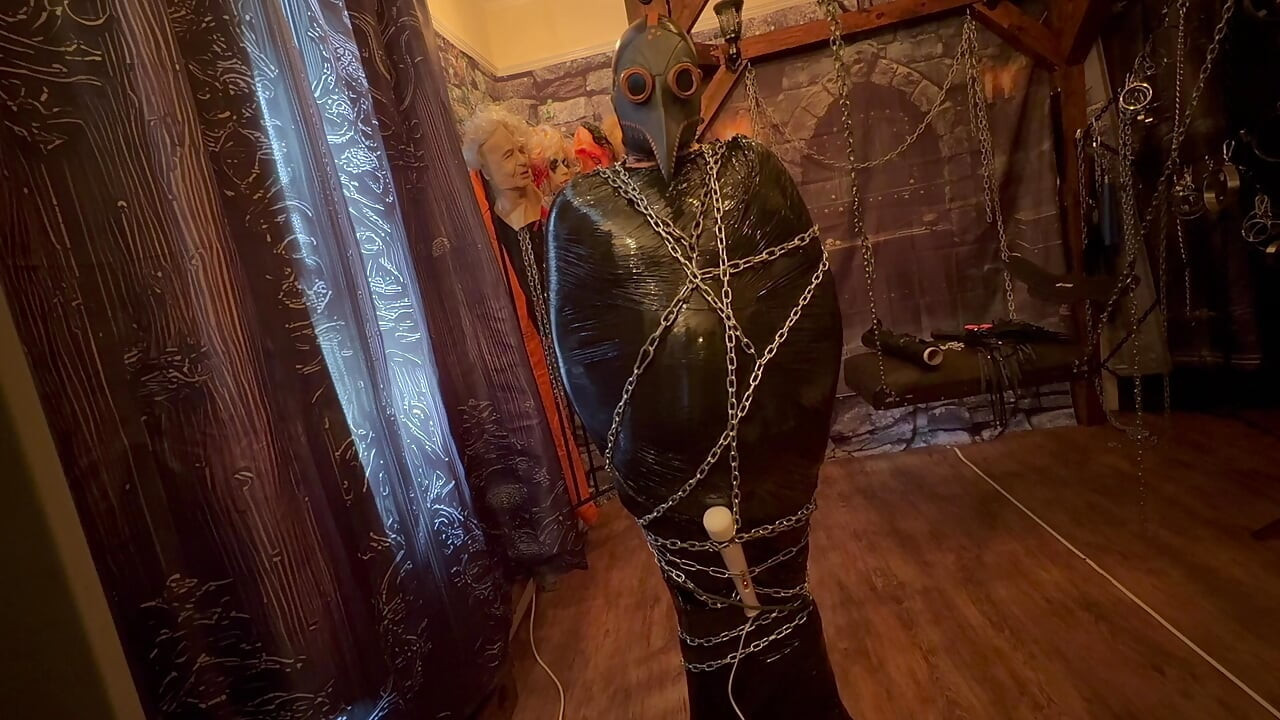 パート 1 :- Domina Satana & Bag Man パレット ラップとチェーン。