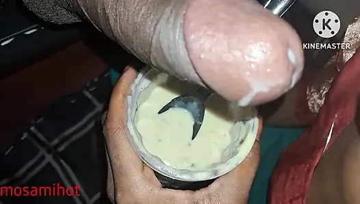 The sister-in-law of the village put cream in milk and put it in the mouth of the land.