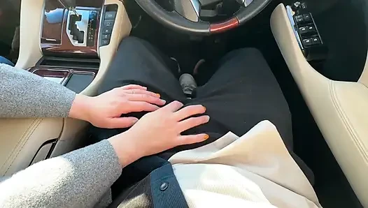 İşte bile elleri ve ağzıyla beni orgazm ettiren güzel bir evli kadın
