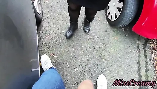 Засвет хуя - я вытаскиваю свой член перед горячей девушкой между автомобилями на улице, и она помогает мне кончить - настоящие очень рискованно