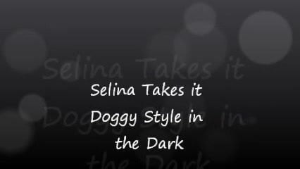 Selina karanlıkta köpek stili alır