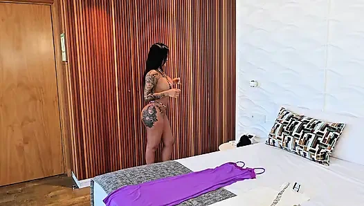 Лесбийский тройничок: к шлюшке Карлы присоединяются 2 латины с большой задницей - Carla Boom