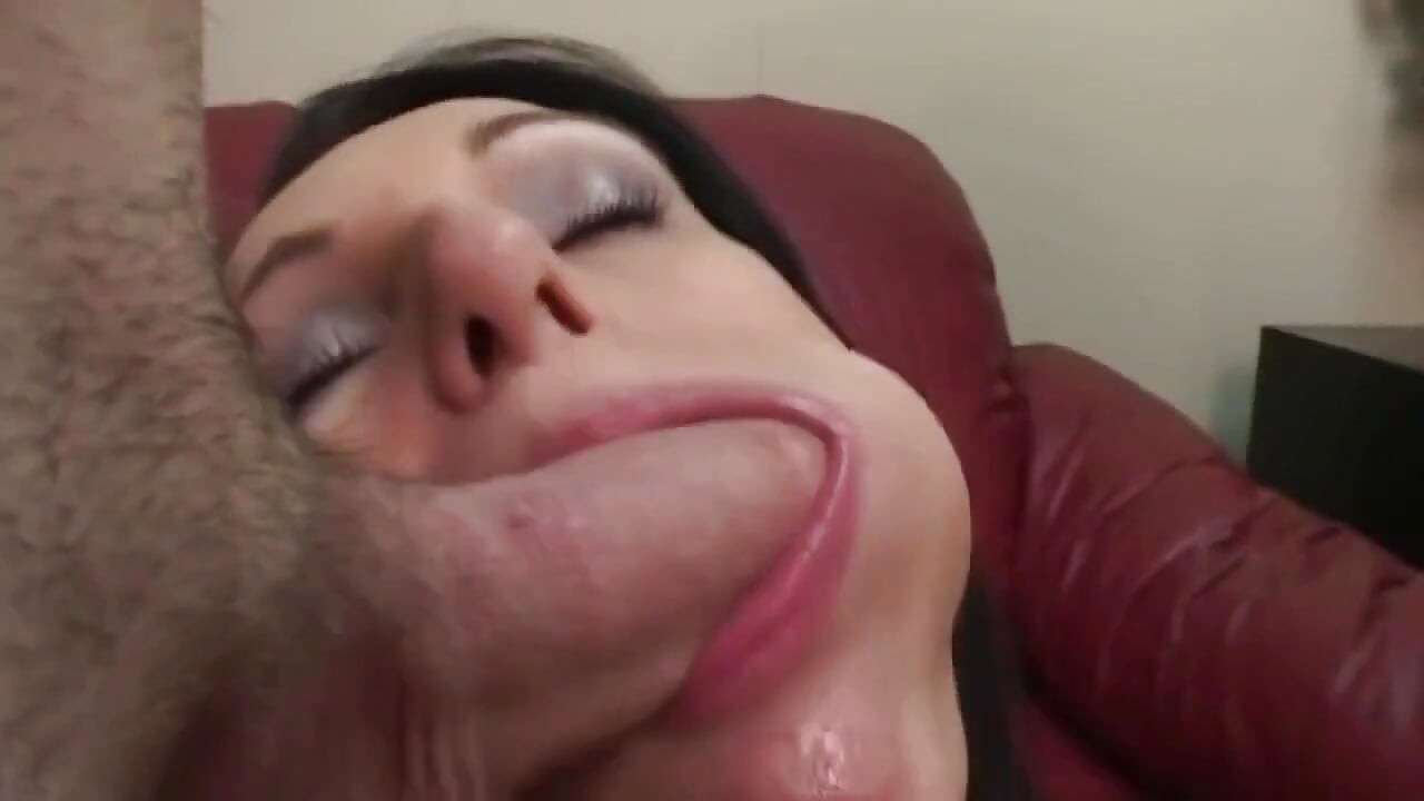 Tatuada tetona morena milf adora polla con lengua