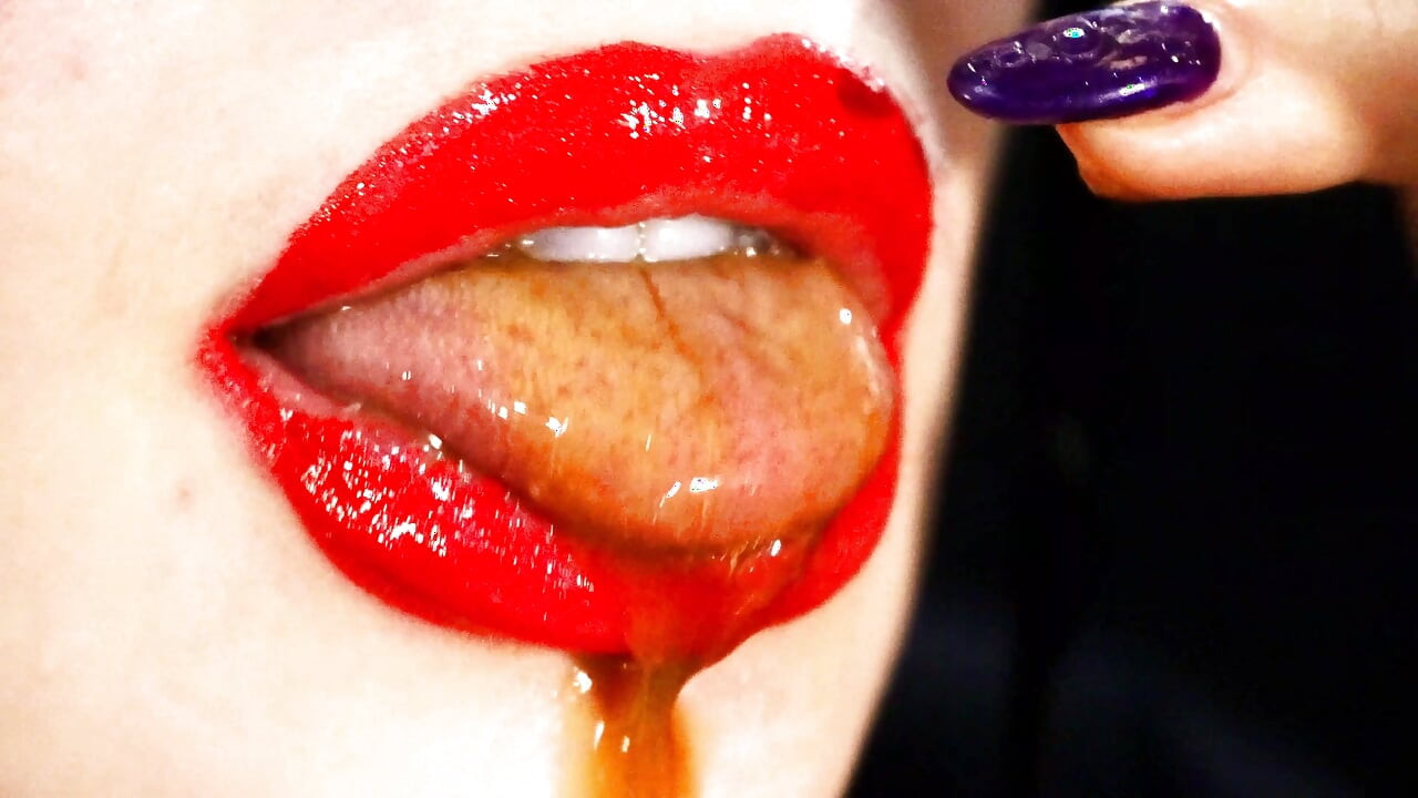 Bibir merah dan permainan dengan cecair dan air liur! Susu dan kopi! 4K -TIADA AUDIO-