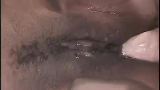 Azgın hatun ıslak deliklerinin büyük bir yarakla sert sikilmesinin tadını çıkarıyor