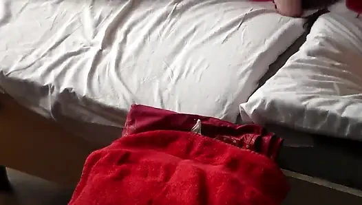 Jen doğrudan John'un ağzına işiyor