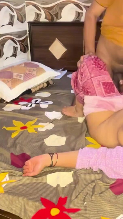 对rakhi继兄弟完全张开的继妹在家里裸体和努力 | 短片 3