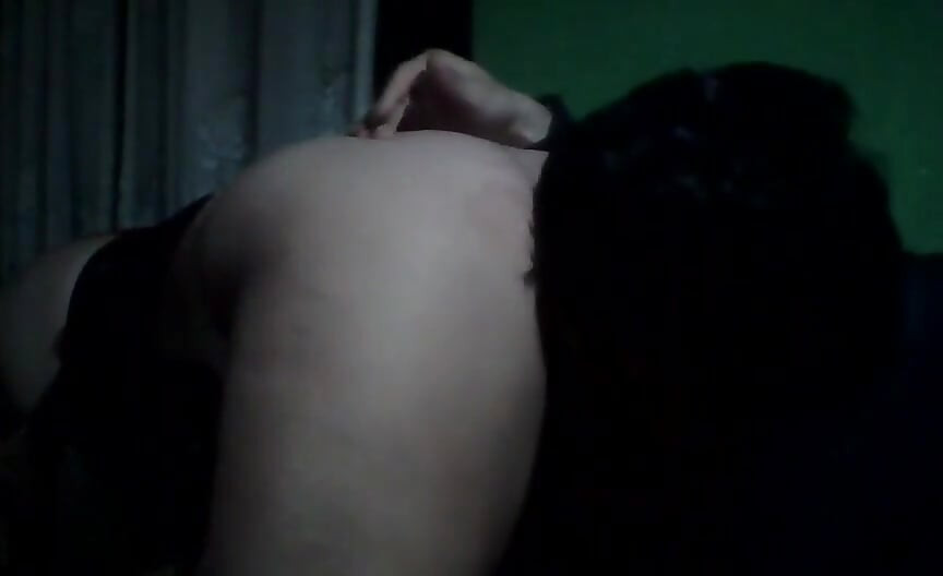 我在黑暗中吮吸我女朋友的阴道和屁股