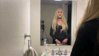 Une travestie blonde sexy montre une bite