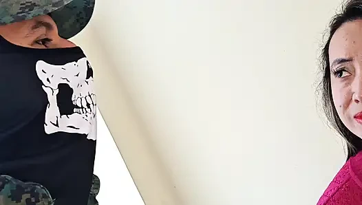 Kadın erkek arkadaşını bir askerle aldatıyor - ev videosu