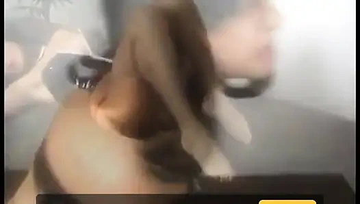 Esmer tanrıça ona harika bir vücut göstermeyi seviyor