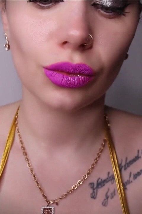 Eu amo usar meus lábios cheios sexy contra você para deixá-lo de joelhos! JOI