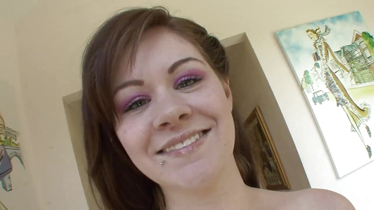 Si rambut coklat muda menghambakan kaki di udara