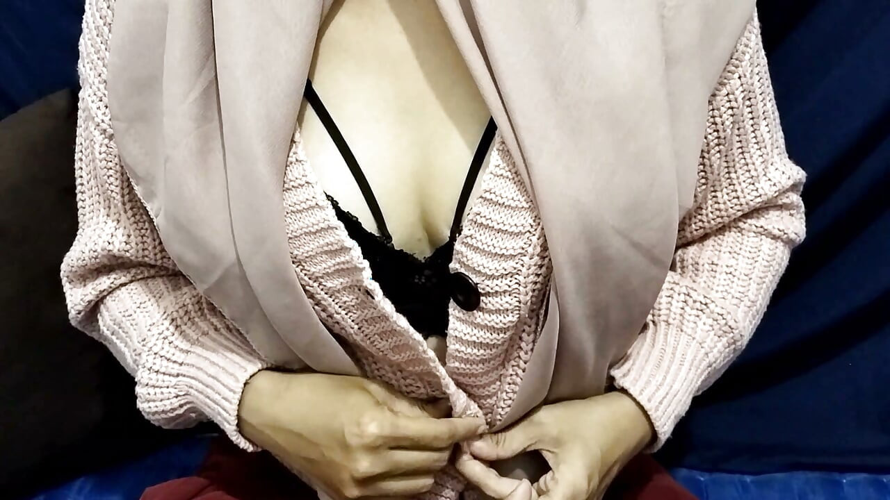 Hijab Hijab Mom Fucks Hard With Dildo