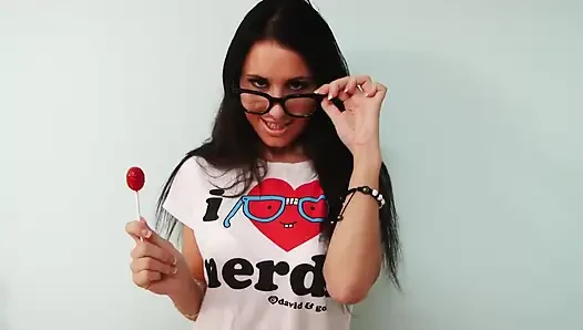 Küken, das nerds liebt, weiß, wie man ihre muschi fickt