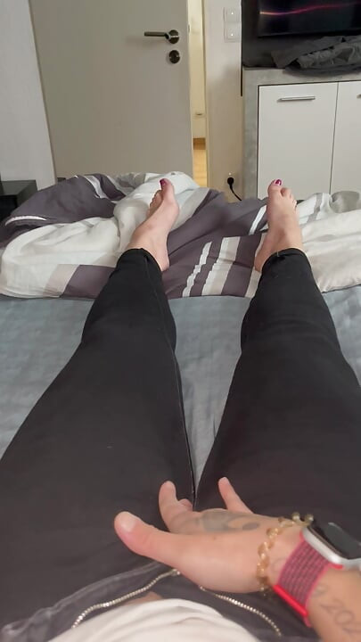 Fetish kaki rakaman dekat faraj basah ketat basah berpuas hati dengan penggetar emas untuk klimaks yang sengit, mengerang merintih, miang