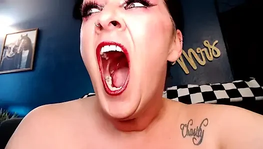 Büyük geniş açık ağız yawns