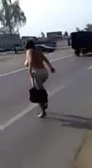 Русская толстушка делает стриптиз на дороге