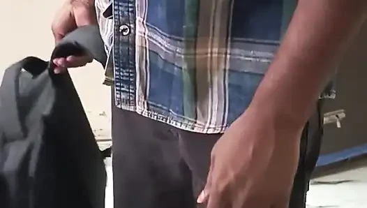 Desi schöne Telugu-stiefmutter fühlt im haus