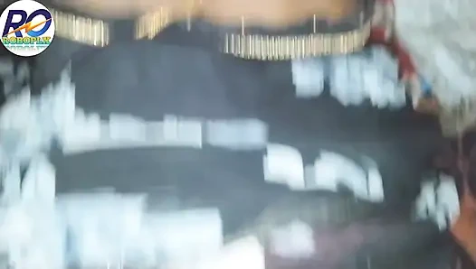 Desi dorf, frau wurde im doggystyle gefickt, wenn es eine Chance in der schule gab, hob sie ihren sari auf und lutschte den penis, Hindi