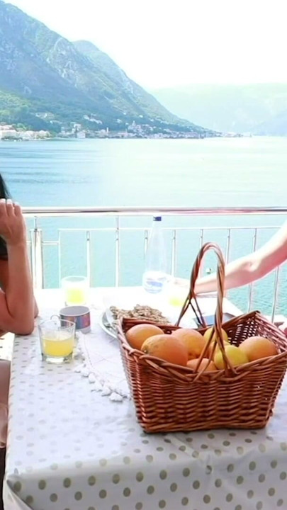 OMG! HERKESIN IÇINDE RESTORANDA YARAĞıNı ÇıKARDıM! | Klip 3