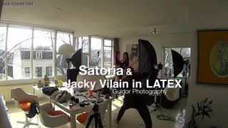 Satoria & Jacky in Latex gekleidet