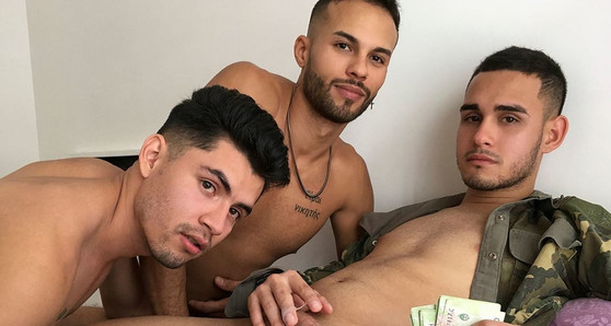 Jovens latinos amadores heterossexuais com soldado militar