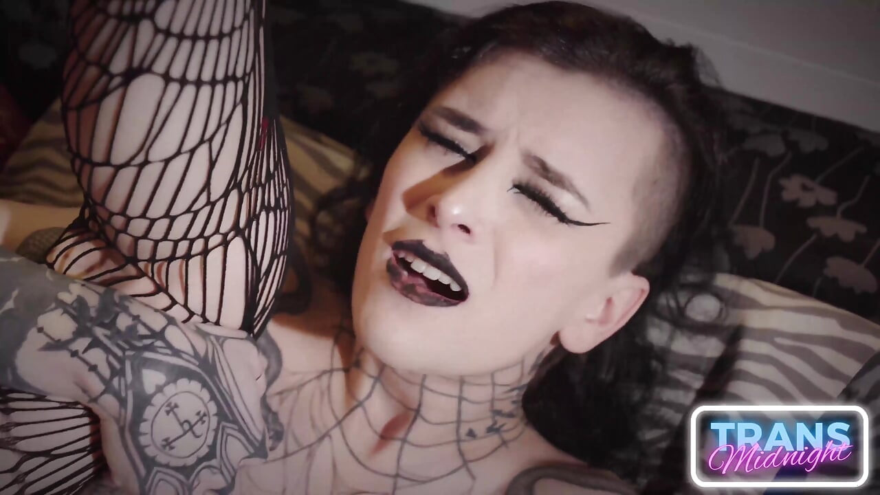 Viviana Rose, transrodna zvezda, prima veliki kurac duboko u grlo i dupe