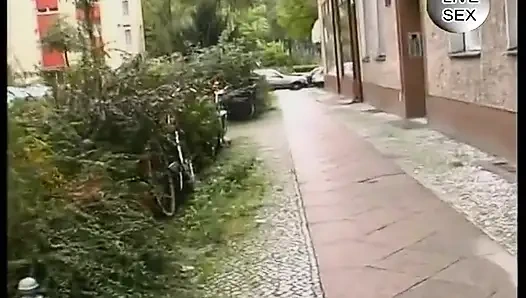 Зрелая блондинка-шлюшка трахает пальцами ее киску и бурит ее свечами