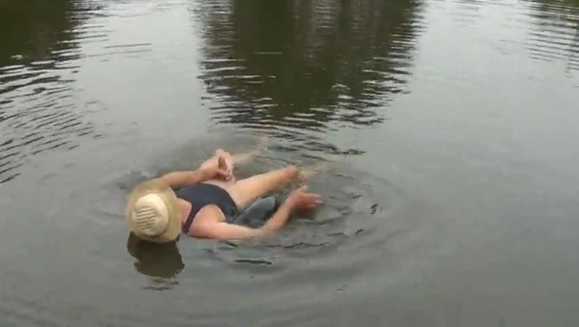 Str8 daddy stroke in the lake