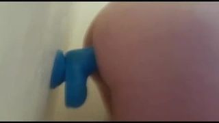 Grote blauwe dildo in de douche