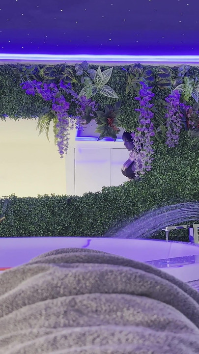 Không quần lót - cô vợ latinh nhỏ nhắn gợi cảm nóng bỏng trong phòng tắm chuẩn bị bể sục