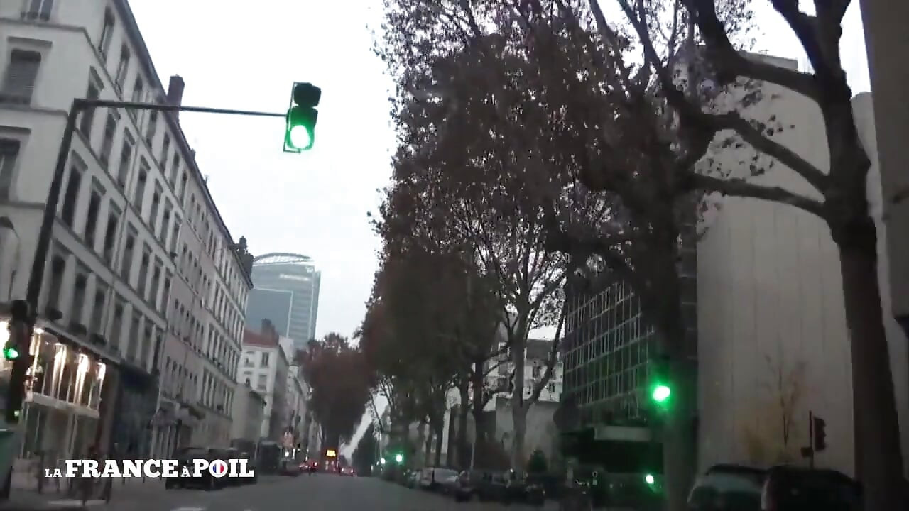 Si rambut coklat sublime bertetek kecil ditembusi pepek berganda keras dan diliputi air mani