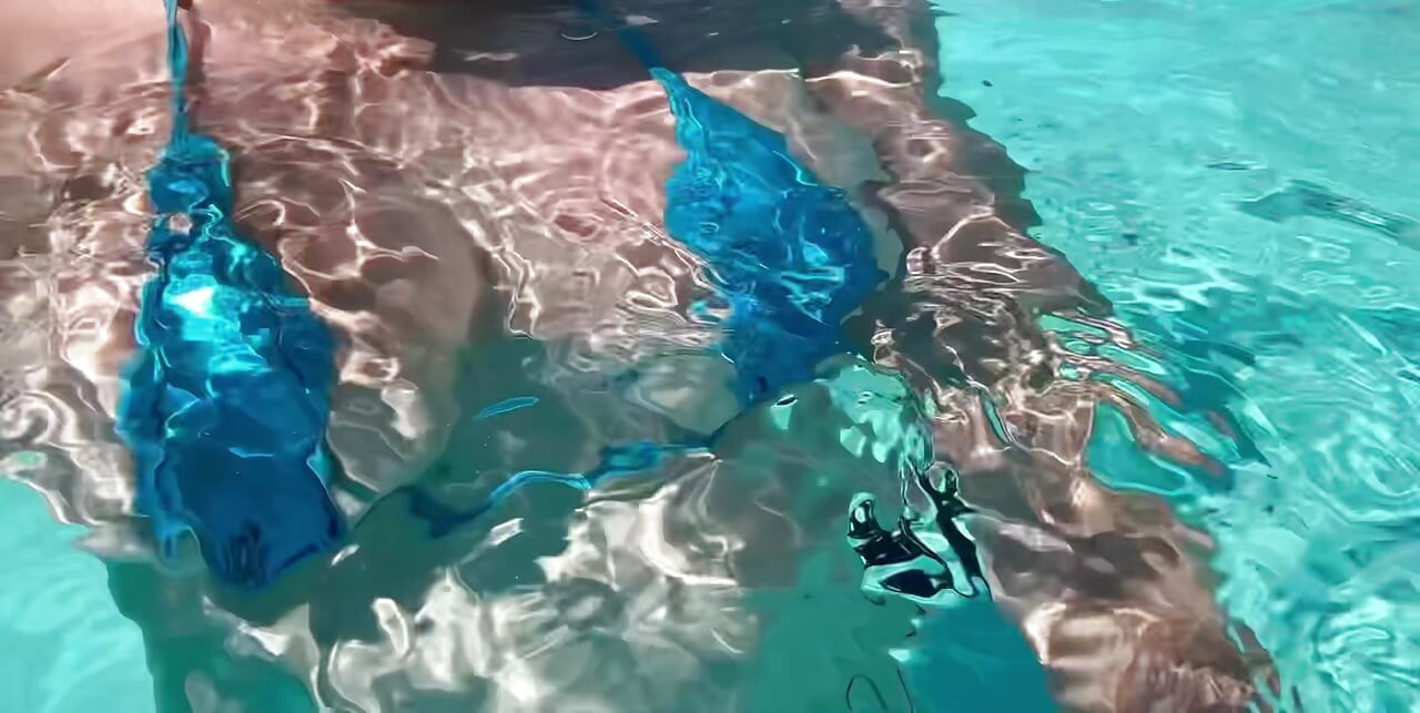 Artemisia Love sexy grote tieten onderwaterfetisj bij het zwembad buiten