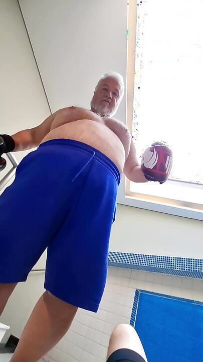 Sesi latihan boxer bos ayah tiri pov