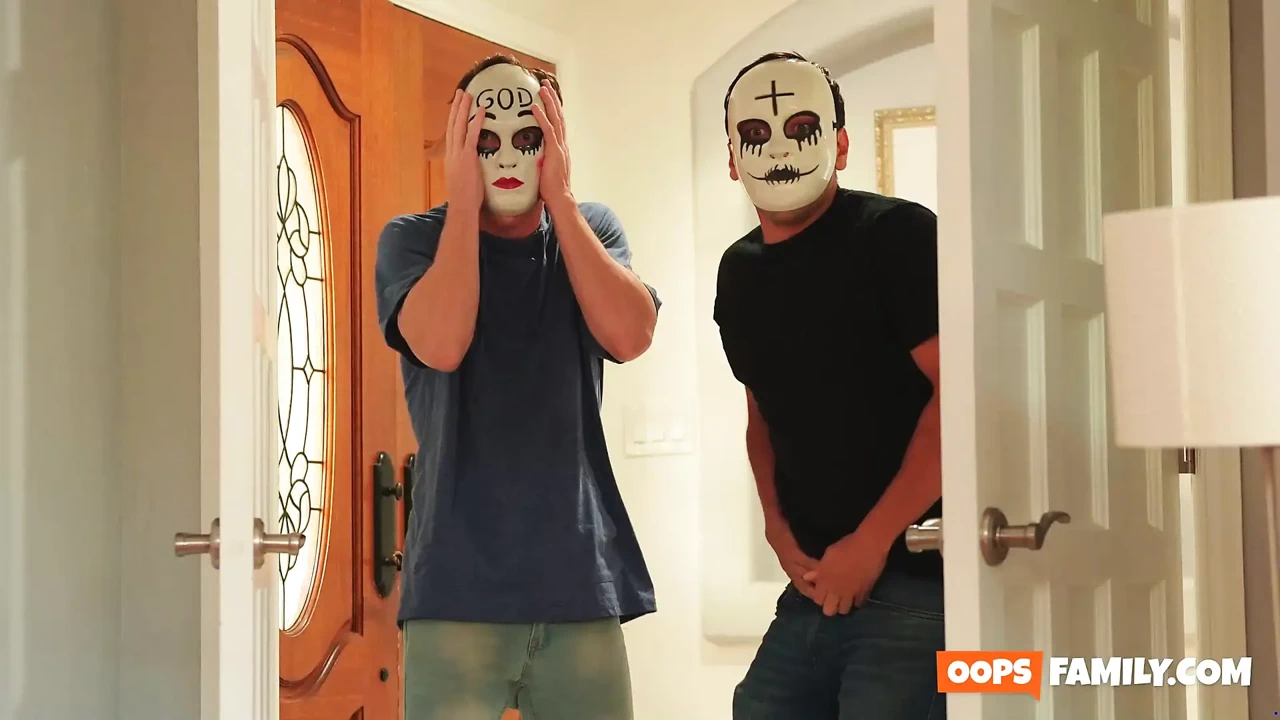 准备与镇上最热辣的色情明星一起玩淘气的万圣节狂操！