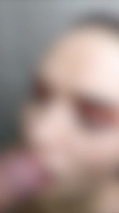 Latina kecil molek 18 tahun minum kencing sudut pandangan pertama semasa selamba menghisap zakar putih besar | Klip 1