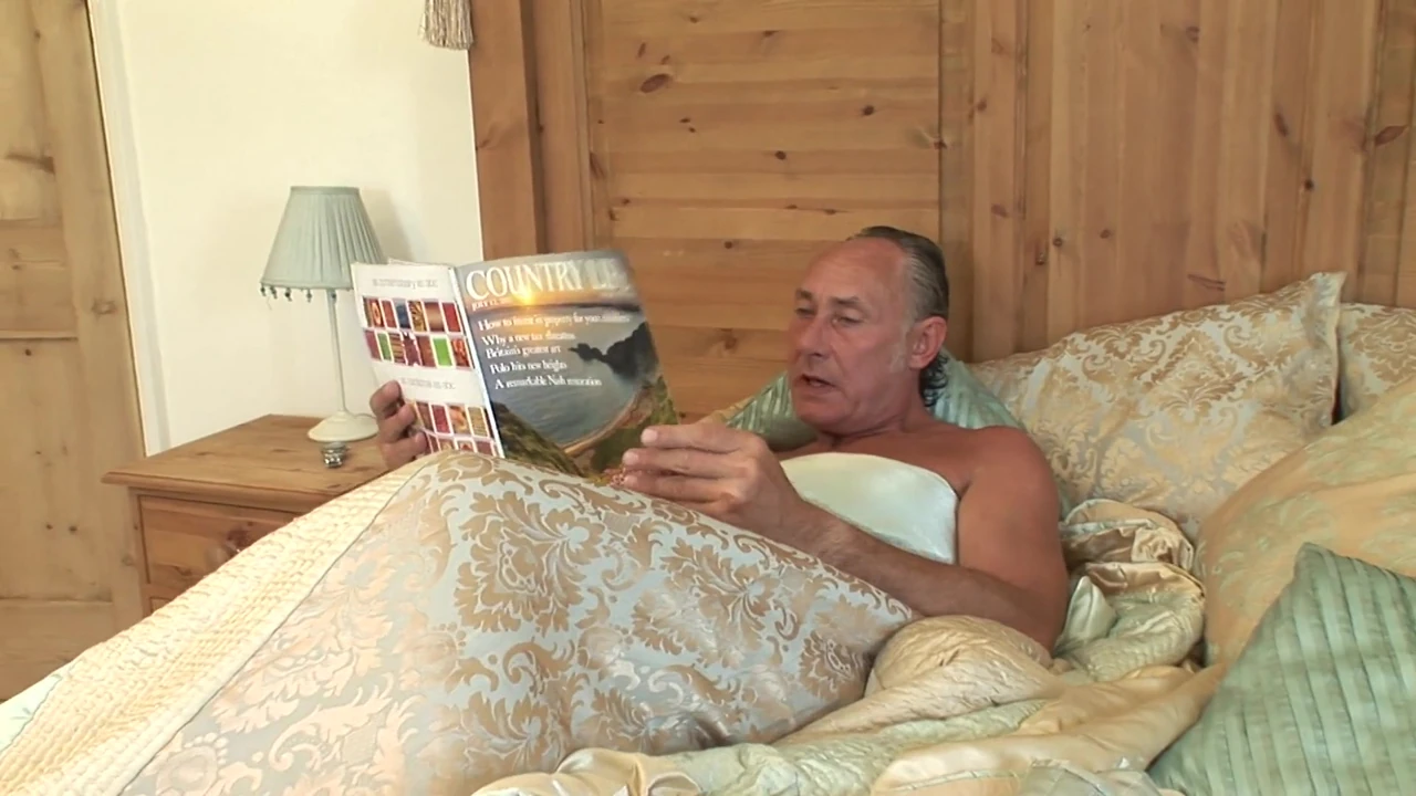 Seksi iç çamaşırlı iri güzel sürtük yatakta çılgınca sikişmeye hazır
