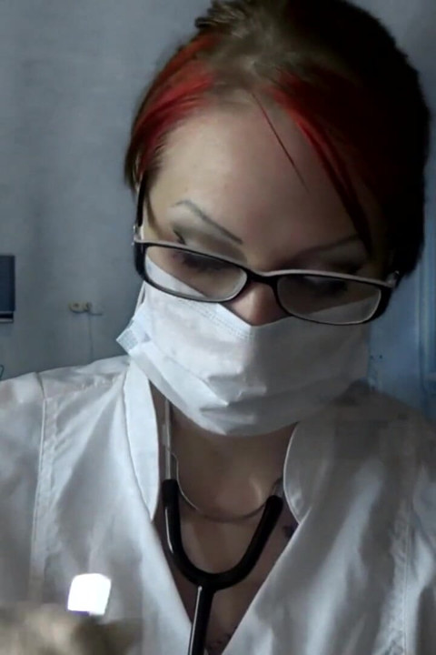 Doktor jede u medicinskoj maski i rukavicama