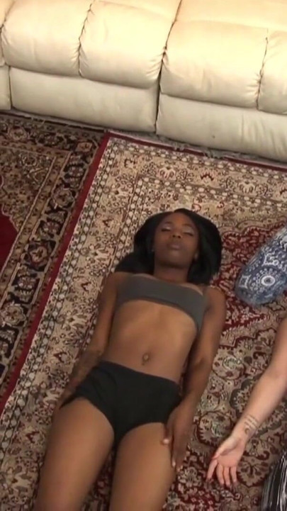 Menawan detik dari "Empat awek bersenam di ruang tamu dan apabila mereka berpeluh, lesbian melancap bermula"