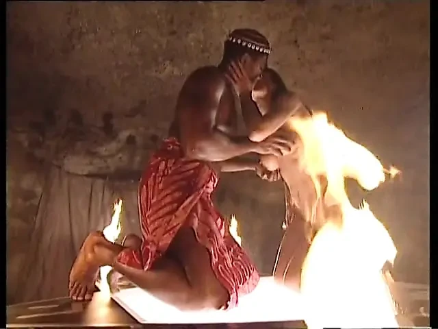 Un homme primitif baise une fille blanche